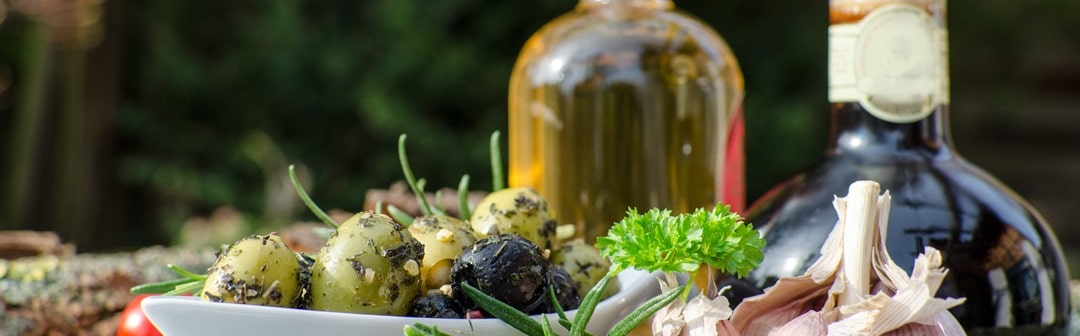 Essig und Öl, Balsamico und Olivenöl in der Küche
