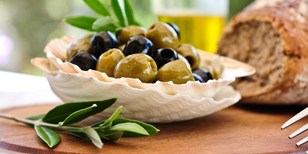 gedeckter tisch - oliven und brot Oliven und Olivenöle - ein Genuss